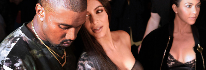  RANET:  Kim Kardashian West ble ranet på hotellrommet sitt. Hun var i Paris i Frankrike fordi det er moteuke. Her er hun sammen med ektemannen Kanye West. 