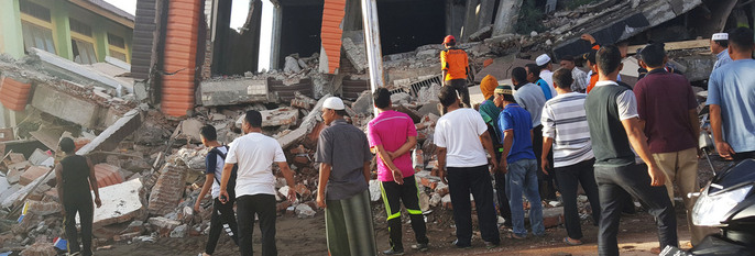 ØDELAGT: Et jordskjelv har revet ned bygninger, hus og butikker i Indonesia. Minst 97 mennesker er døde.