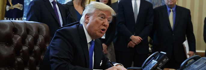 PRESIDENT: Donald Trump har begynt å jobbe som president. Her signerer han papirer for hva som skal skje framover.