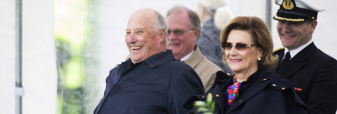 LER: Kong Harald ler mye. Han får også andre til å le. Kongen har blitt 80 år gammel.