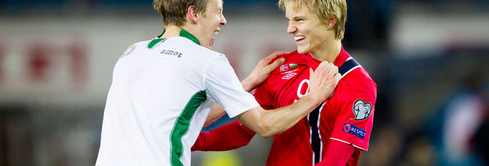 VANT: Det norske landslaget i fotball for menn gjør det bra. Her jubler spillerne Stefan Johansen (til venstre) og Martin Ødegaard. De spilte mot Bulgaria mandag.