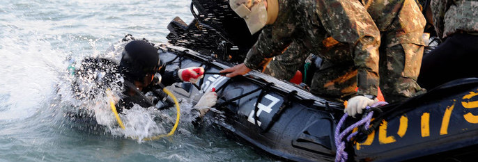  LETER:  Dykkere leter etter døde i havet utenfor Sør-Korea. Der sank ferja Sewol. 