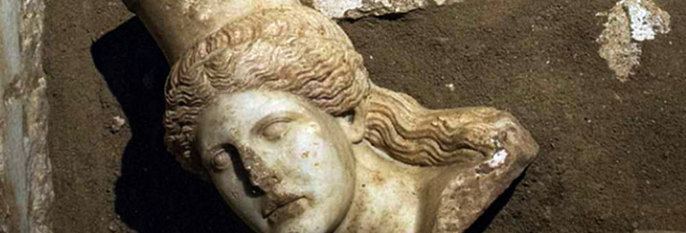 FUNN:Arkeologer fant et stort gravkammer i Hellas. Her er hodet til den ene statuen.