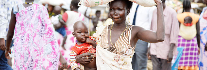 SULT:Mange i Sør-Sudan sulter. Det kan snart bli veldig mange flere som sulter. Her bærer en kvinne på en sekk mel. Den har hun fått fra en hjelpe-organisasjon.