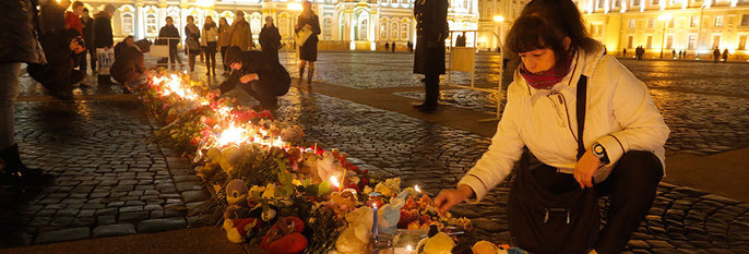  SØRGER:  Folk var leie seg i byen St. Petersburg i Russland. Folk fra Russland døde da flyet de satt i ble ødelagt i lufta. Det skjedde i Egypt lørdag.