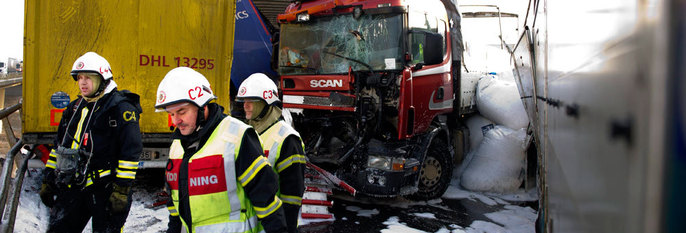KRASJ:  100 biler krasjet i Sverige. En mann døde. Han prøvde å stanse biler.