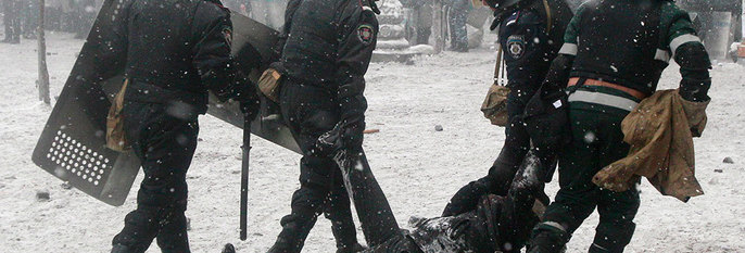  URO: Det har vært store demonstrasjoner i Ukraina. Onsdag ble tre demonstranter drept i Kiev. Her blir en demonstrant i Kiev bært bort. 