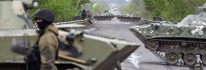 URO:Russlands president Vladimir Putin sier Russland ikke vil invadere Ukraina. Her står ukrainske soldater vakt sørøst for den ukrainske byen Slavjansk. 
